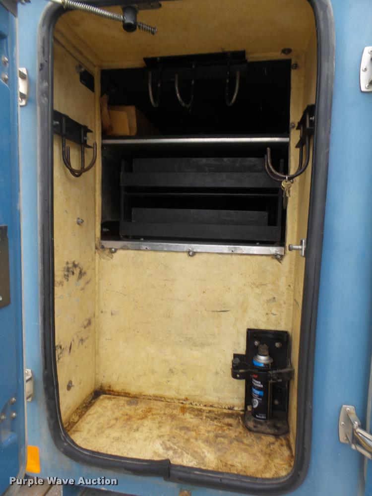 image for item DA0624 2004 International 7400 bucket truck