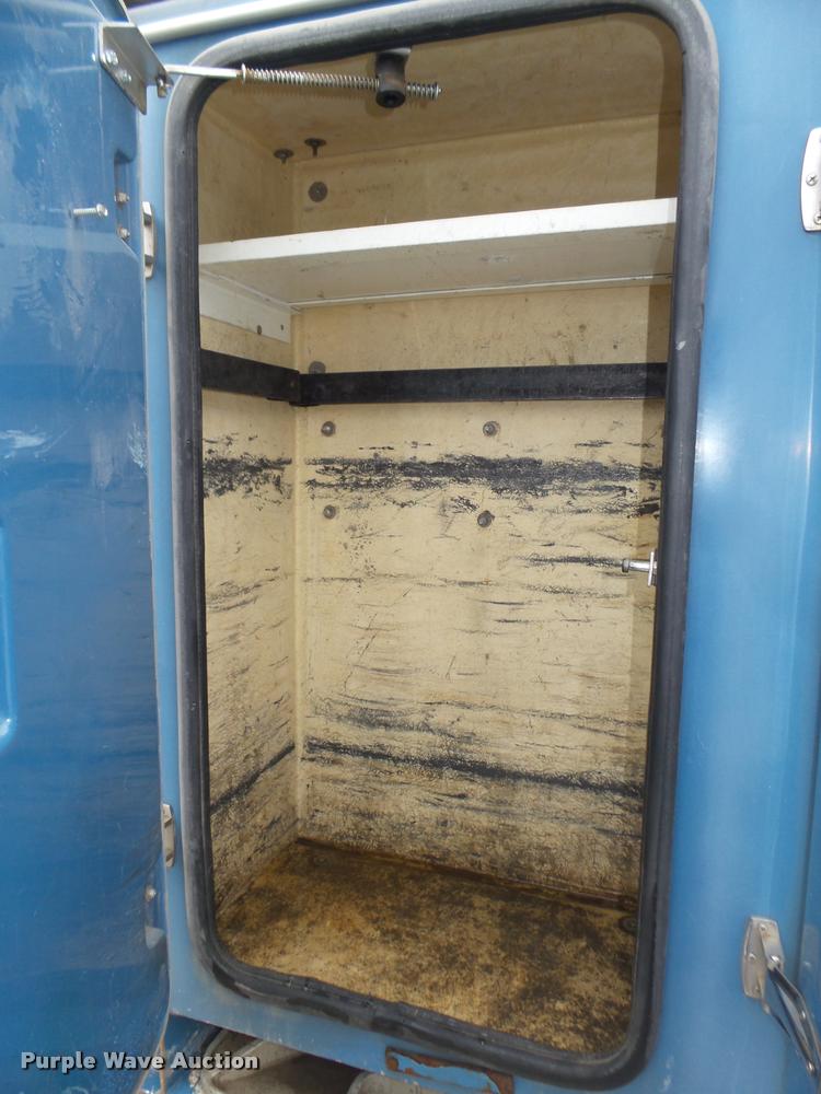 image for item DA0624 2004 International 7400 bucket truck