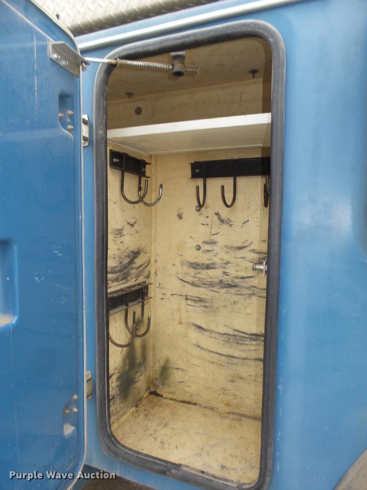 image for item DA0624 2004 International 7400 bucket truck