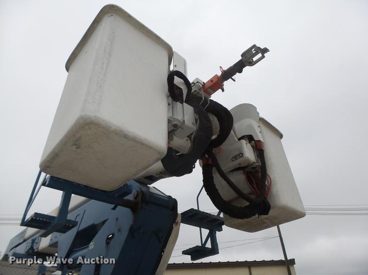 image for item DA0624 2004 International 7400 bucket truck