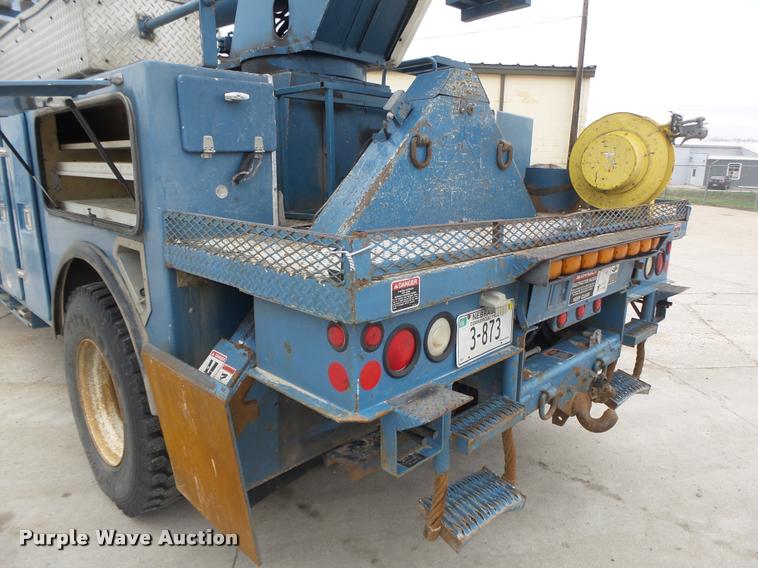 image for item DA0624 2004 International 7400 bucket truck
