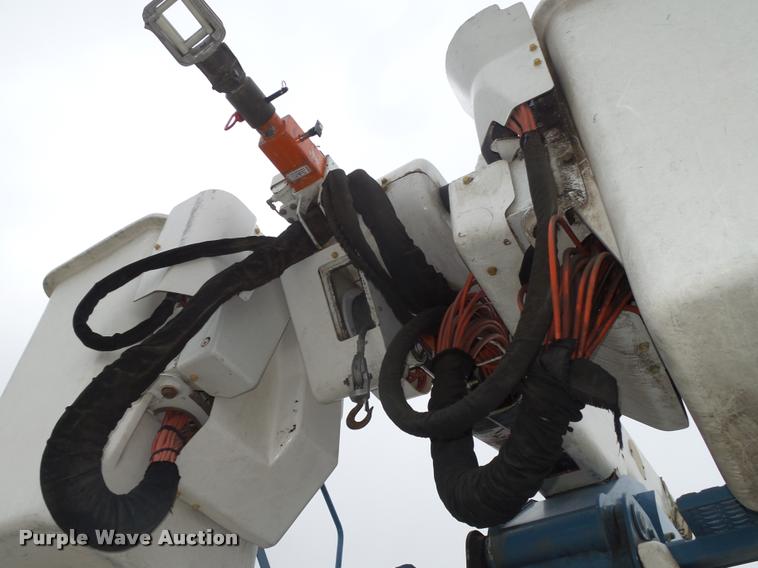 image for item DA0624 2004 International 7400 bucket truck
