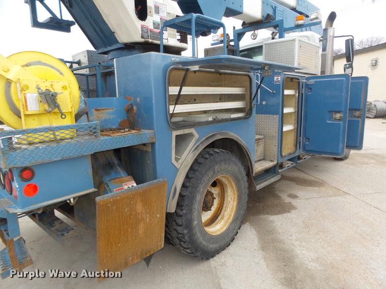 image for item DA0624 2004 International 7400 bucket truck