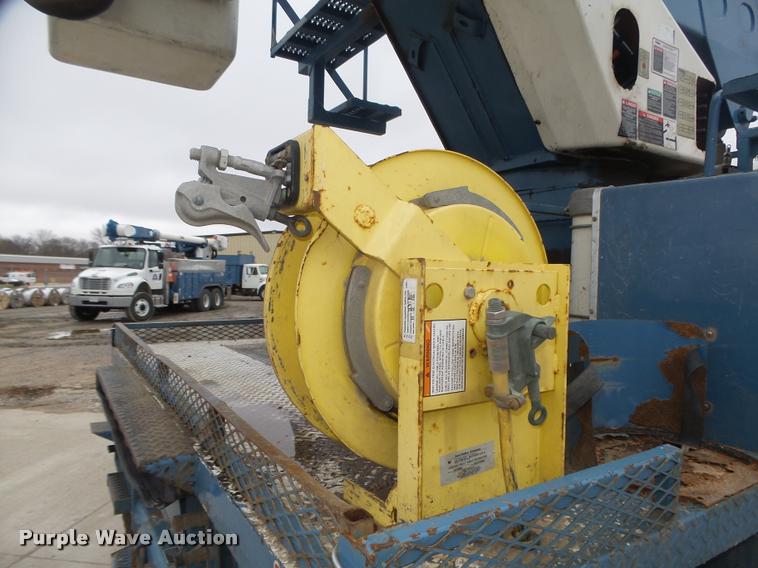 image for item DA0624 2004 International 7400 bucket truck