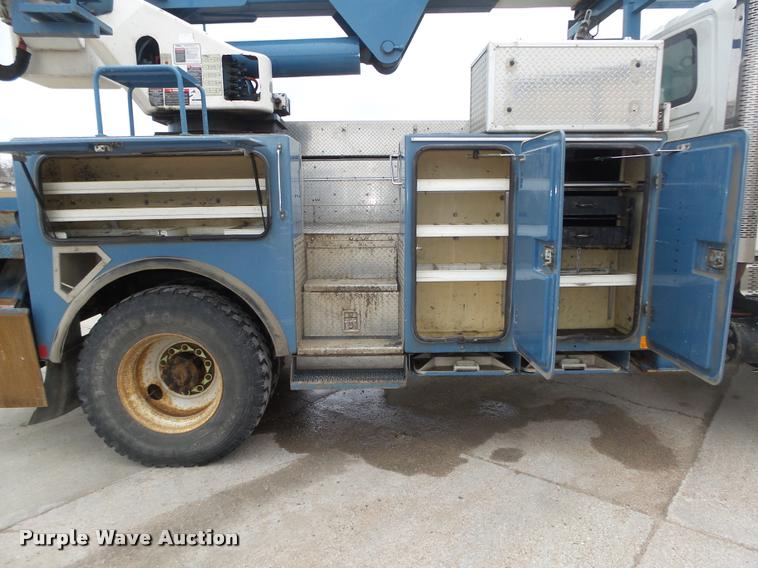 image for item DA0624 2004 International 7400 bucket truck