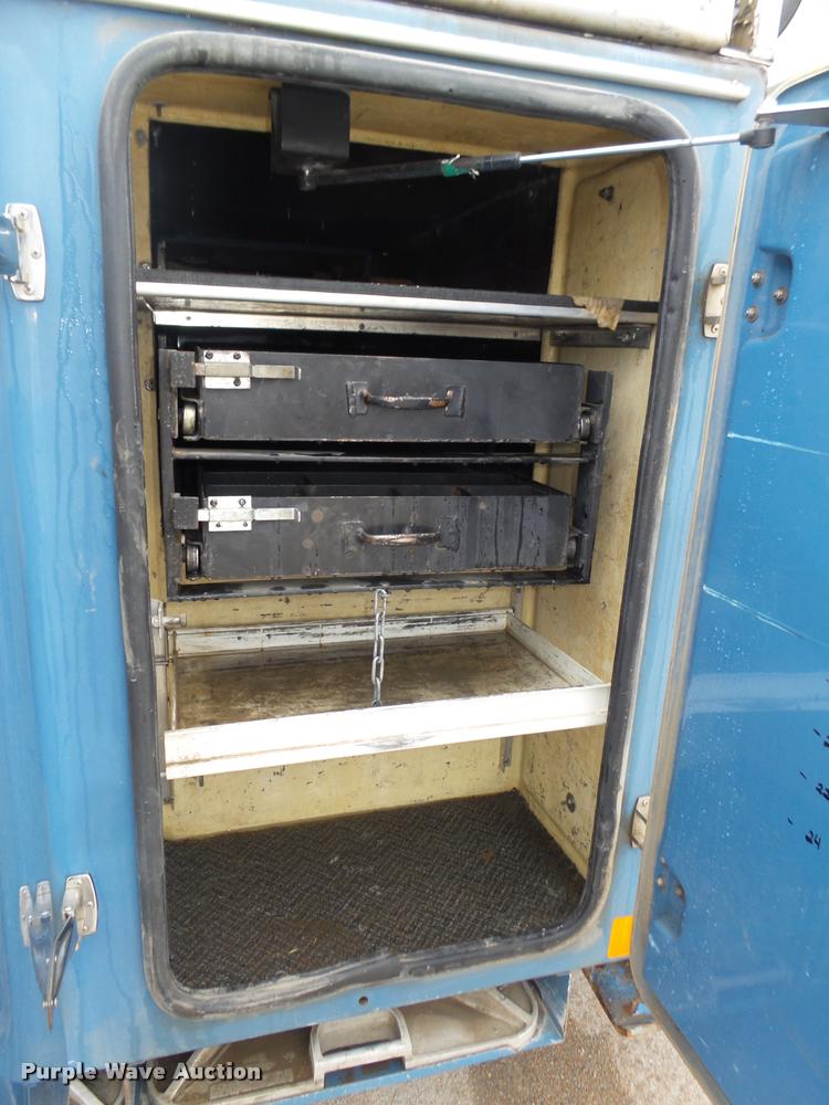 image for item DA0624 2004 International 7400 bucket truck