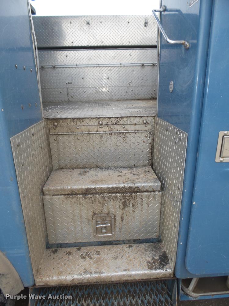 image for item DA0624 2004 International 7400 bucket truck