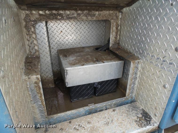 image for item DA0624 2004 International 7400 bucket truck