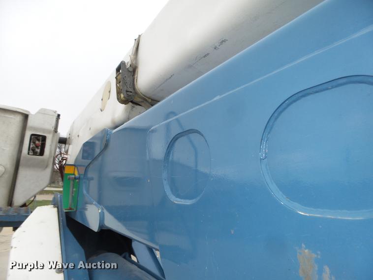 image for item DA0624 2004 International 7400 bucket truck