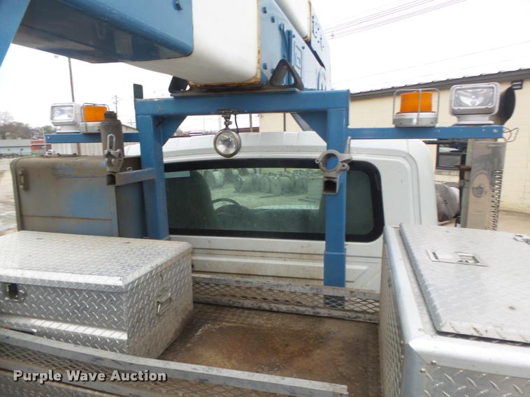 image for item DA0624 2004 International 7400 bucket truck