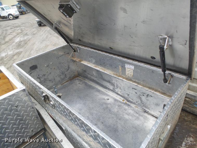 image for item DA0624 2004 International 7400 bucket truck