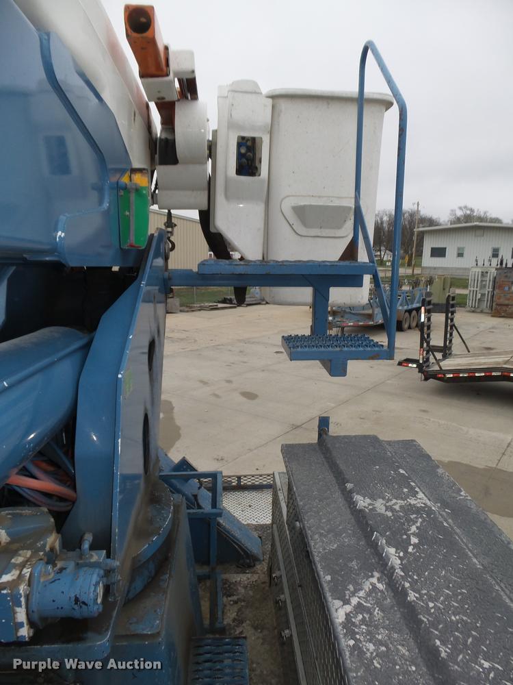 image for item DA0624 2004 International 7400 bucket truck