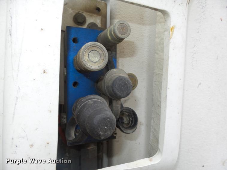 image for item DA0624 2004 International 7400 bucket truck