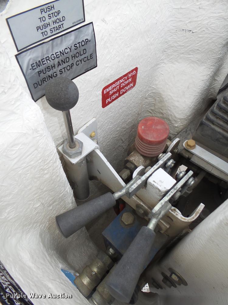 image for item DA0624 2004 International 7400 bucket truck