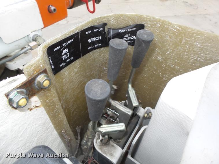 image for item DA0624 2004 International 7400 bucket truck