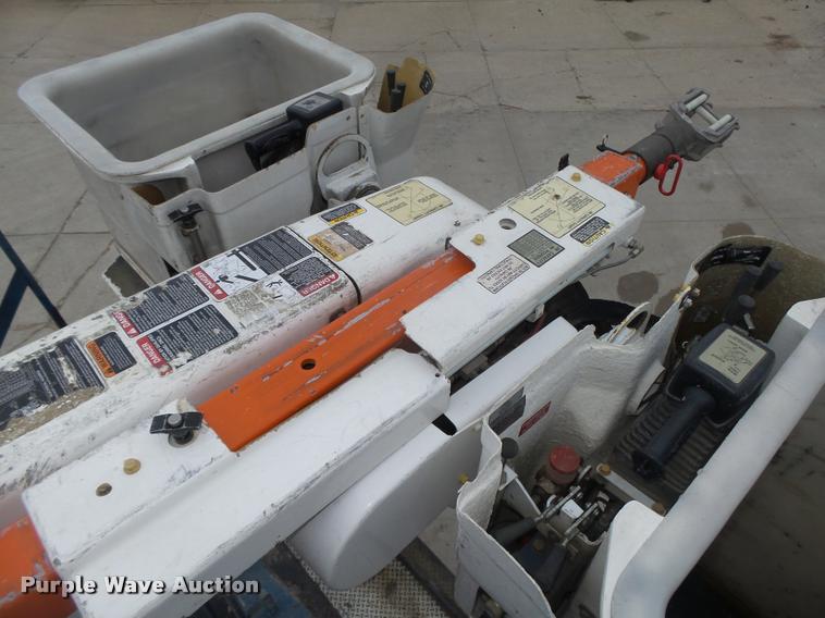 image for item DA0624 2004 International 7400 bucket truck