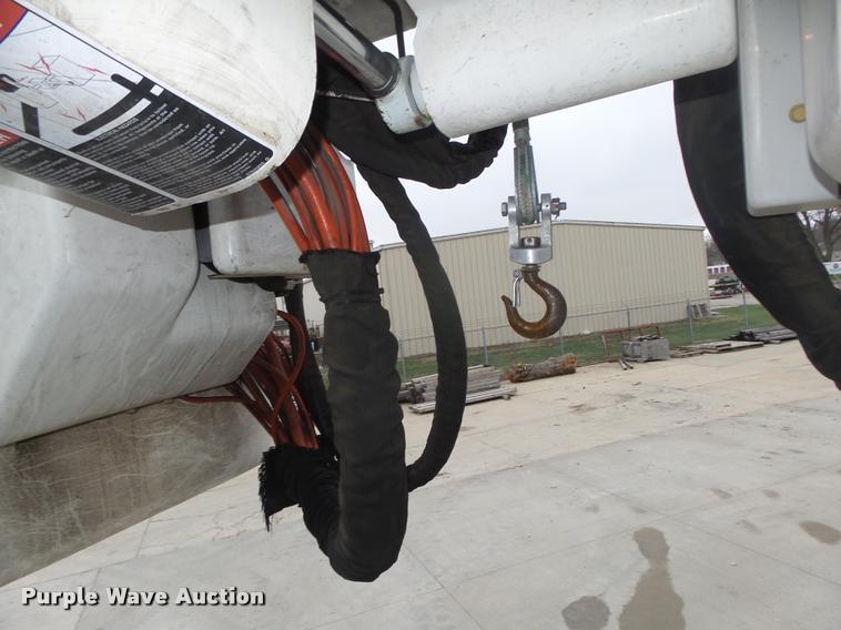 image for item DA0624 2004 International 7400 bucket truck