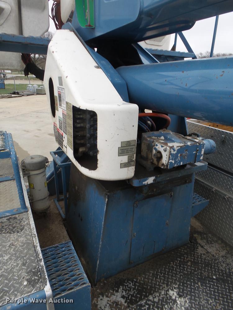 image for item DA0624 2004 International 7400 bucket truck