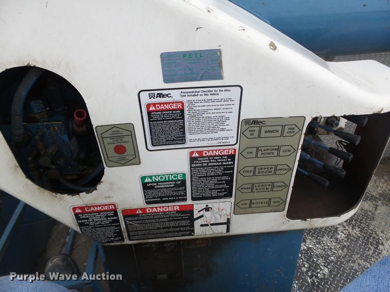 image for item DA0624 2004 International 7400 bucket truck