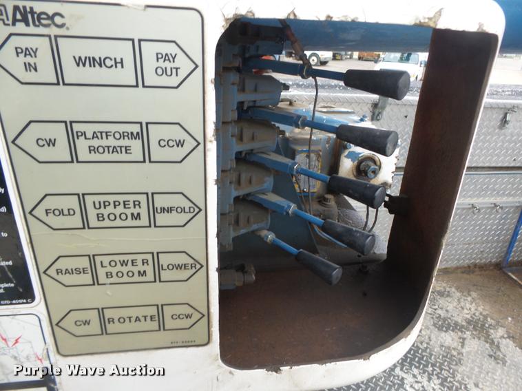 image for item DA0624 2004 International 7400 bucket truck