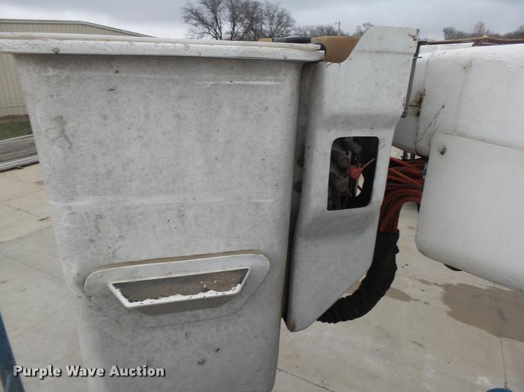 image for item DA0624 2004 International 7400 bucket truck