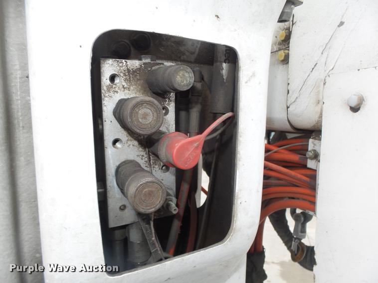 image for item DA0624 2004 International 7400 bucket truck