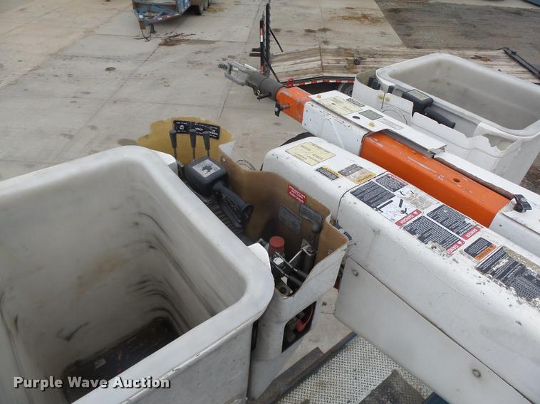 image for item DA0624 2004 International 7400 bucket truck