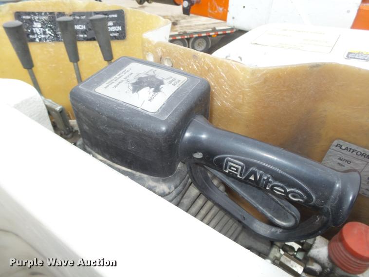 image for item DA0624 2004 International 7400 bucket truck