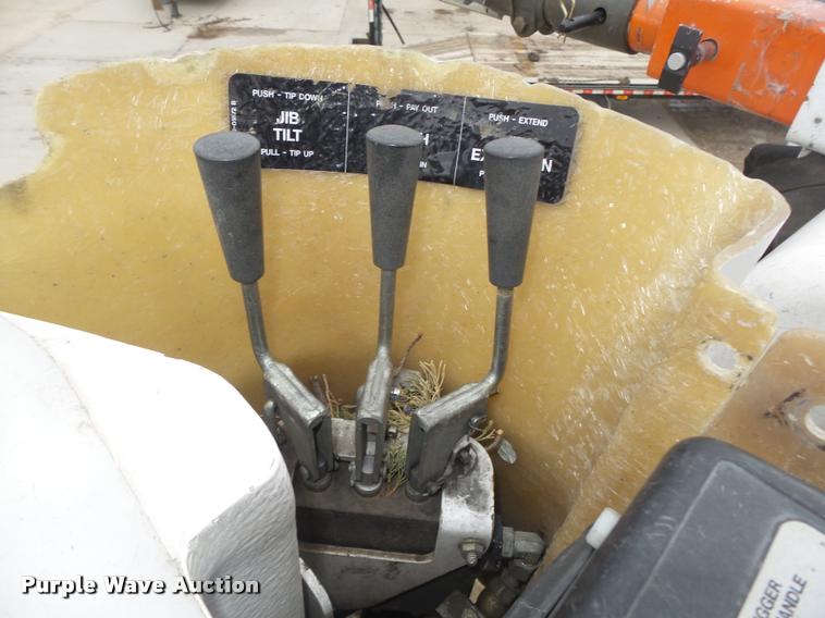 image for item DA0624 2004 International 7400 bucket truck