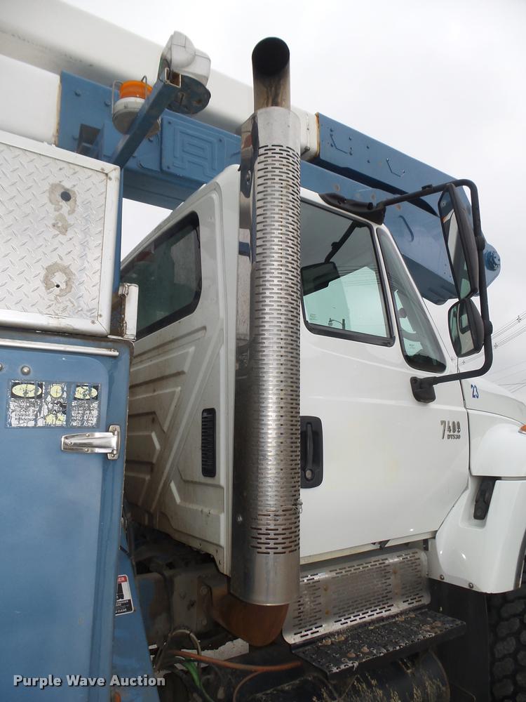 image for item DA0624 2004 International 7400 bucket truck