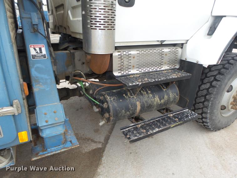 image for item DA0624 2004 International 7400 bucket truck