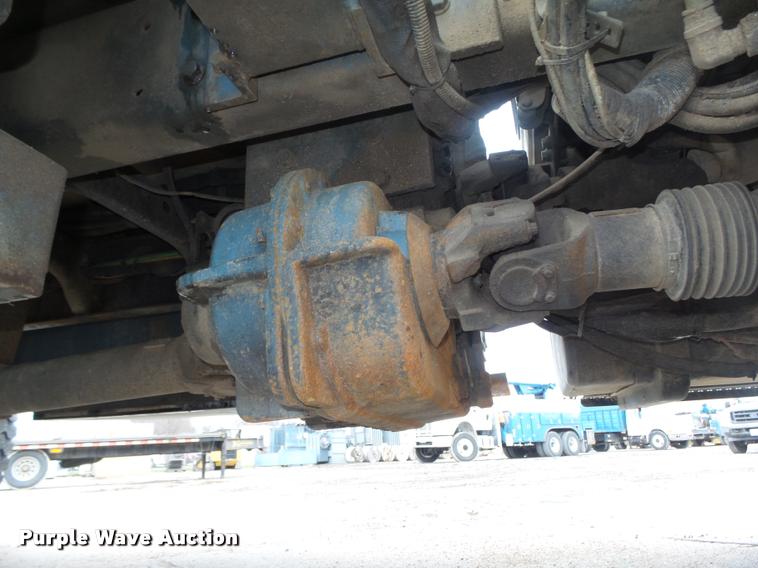 image for item DA0624 2004 International 7400 bucket truck