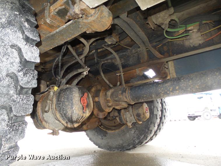 image for item DA0624 2004 International 7400 bucket truck