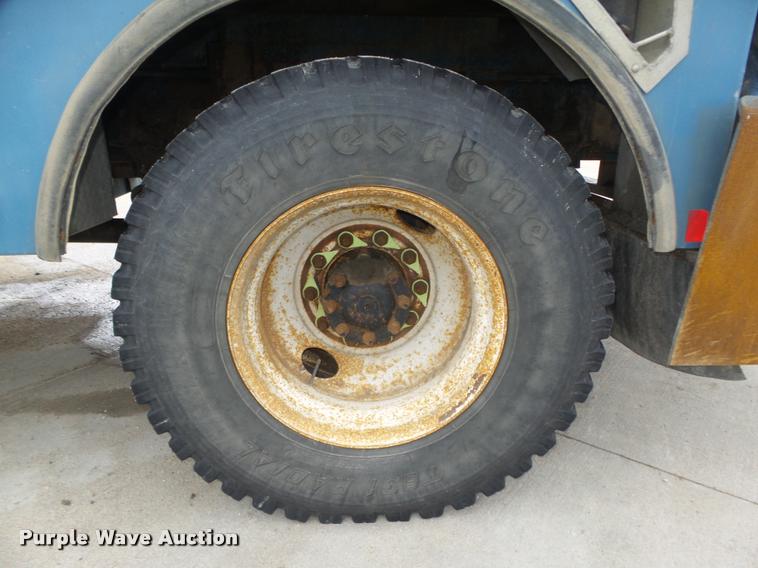 image for item DA0624 2004 International 7400 bucket truck