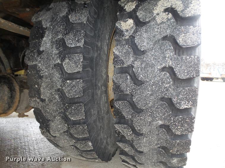 image for item DA0624 2004 International 7400 bucket truck