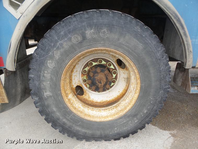 image for item DA0624 2004 International 7400 bucket truck