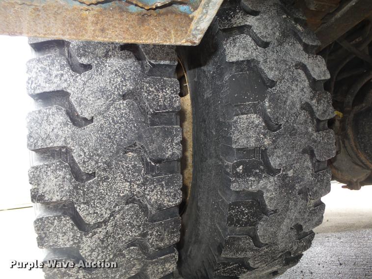 image for item DA0624 2004 International 7400 bucket truck