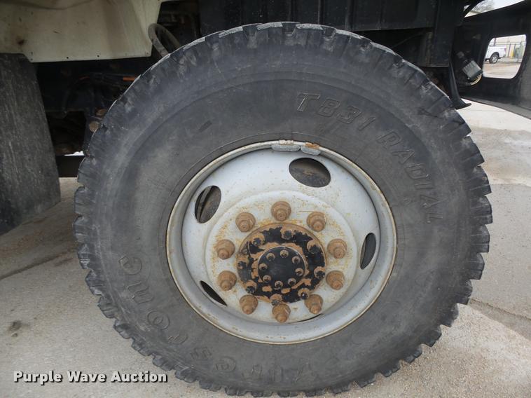 image for item DA0624 2004 International 7400 bucket truck