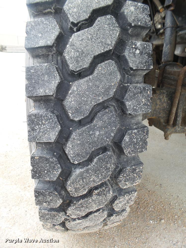 image for item DA0624 2004 International 7400 bucket truck