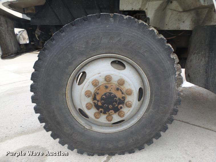 image for item DA0624 2004 International 7400 bucket truck