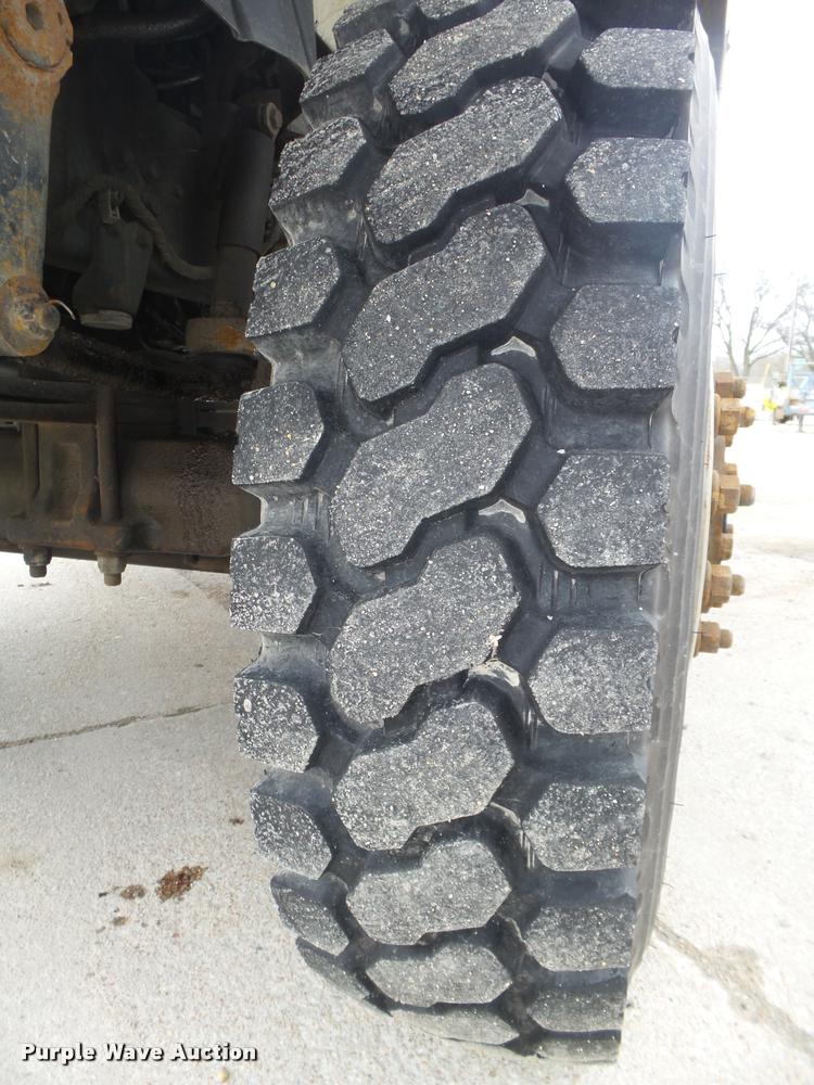 image for item DA0624 2004 International 7400 bucket truck