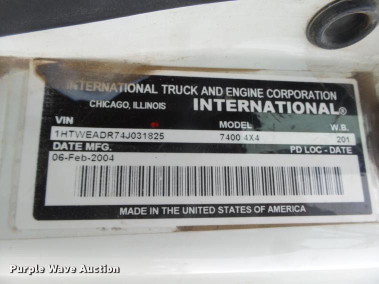image for item DA0624 2004 International 7400 bucket truck