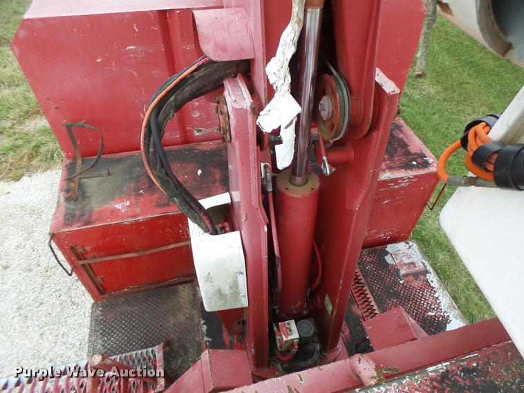 image for item DA3395 1998 Ford F800 bucket truck