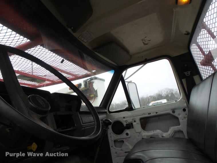 image for item DA3395 1998 Ford F800 bucket truck