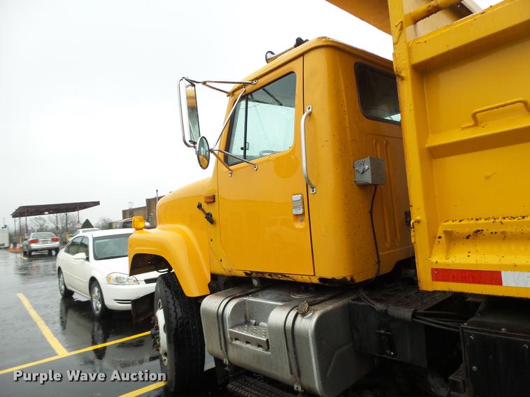 image for item DA3438 2002 International F2554 dump truck