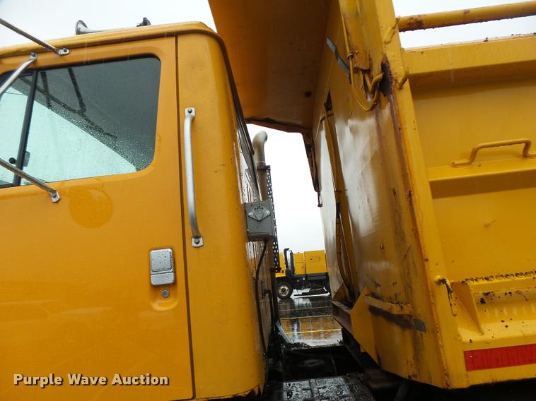 image for item DA3438 2002 International F2554 dump truck