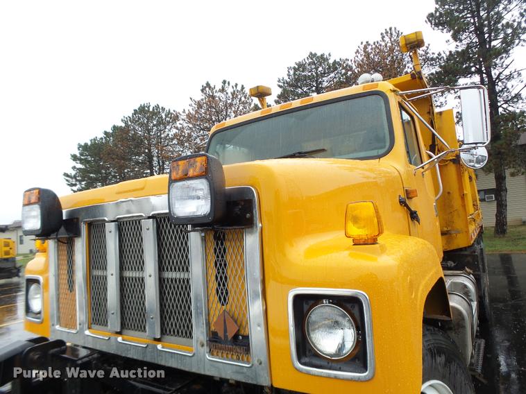 image for item DA3438 2002 International F2554 dump truck