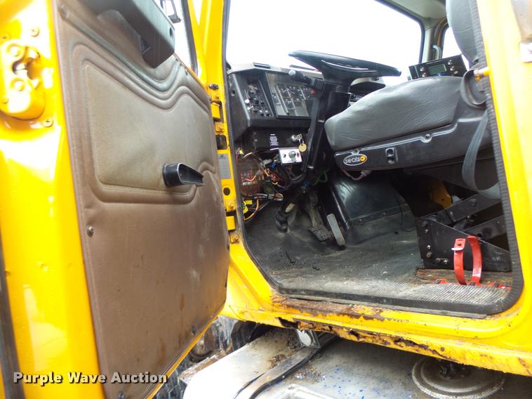 image for item DA3438 2002 International F2554 dump truck