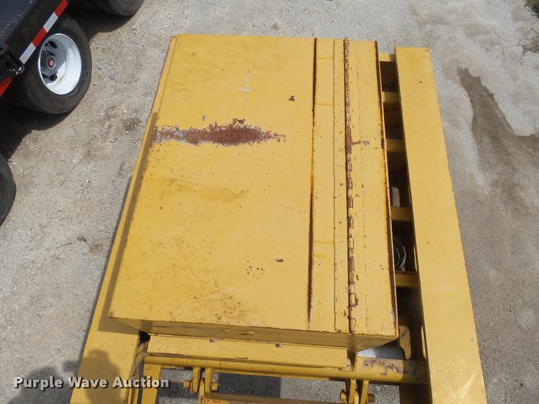 image for item DA5251 1998 Kalyn Siebert KSHRG-3-53T lowboy equipment trailer