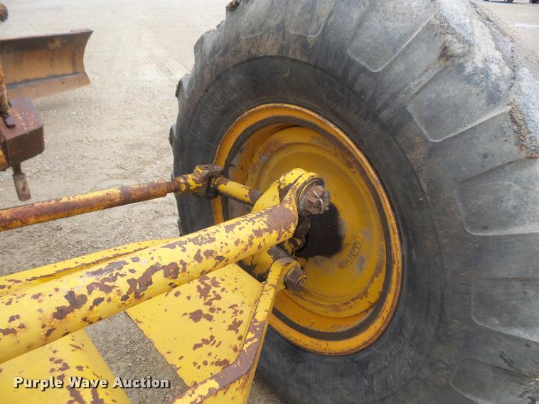 image for item DA8000 1968 Allis Chalmers M100B rigid frame motor grader